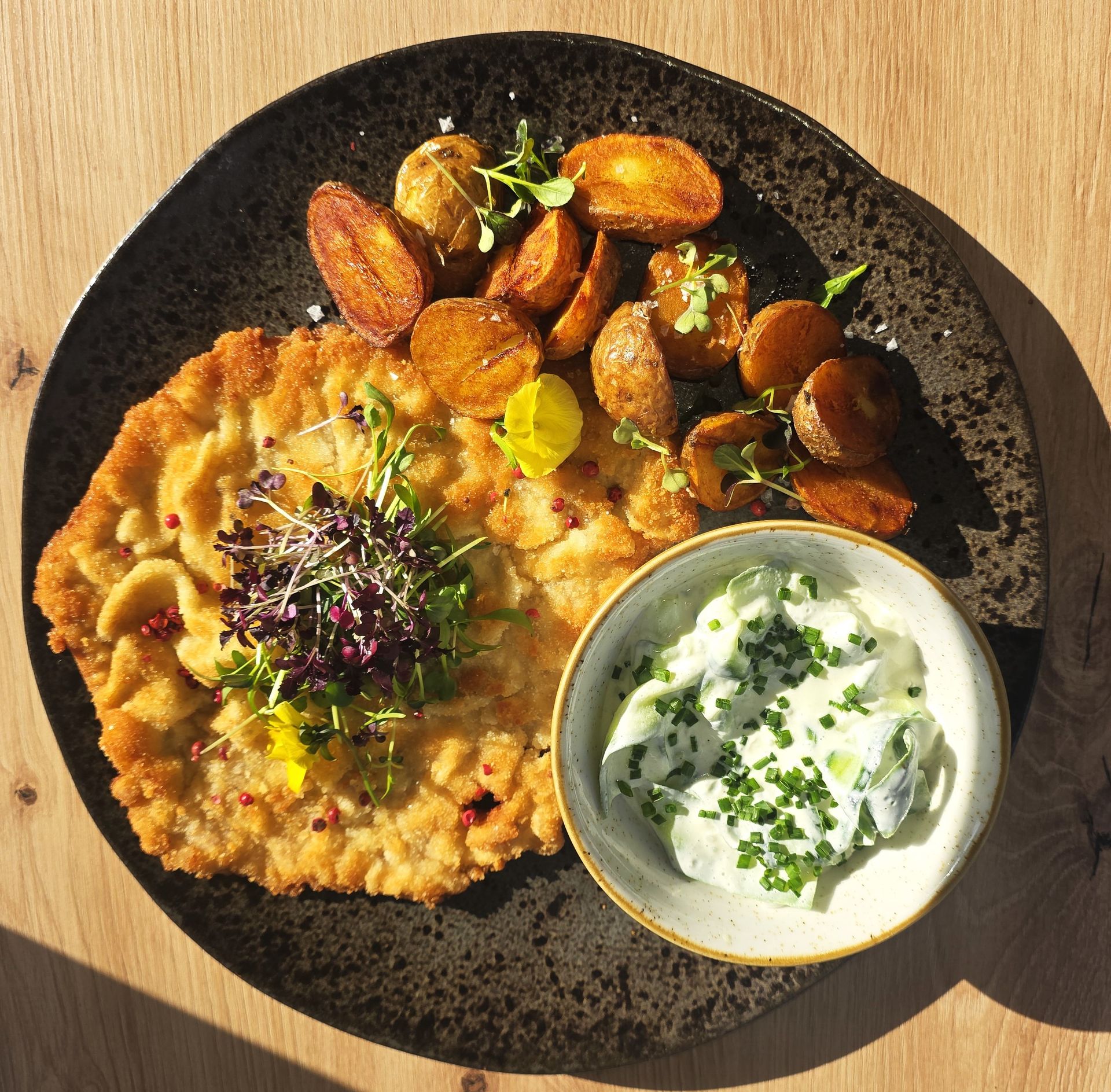 Kotlet panierowany z pieczonymi ziemniakami i mizerią - restauracja Bukowy Park