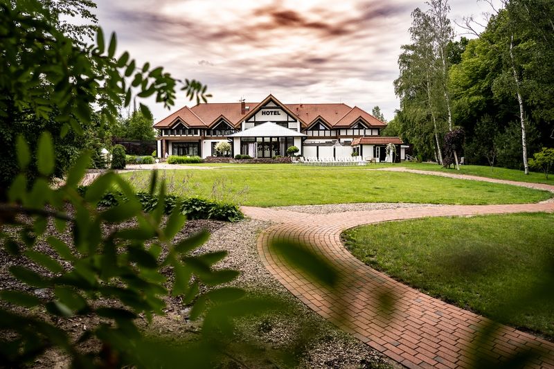 Dworek Bukowy Park i ogród z alejkami