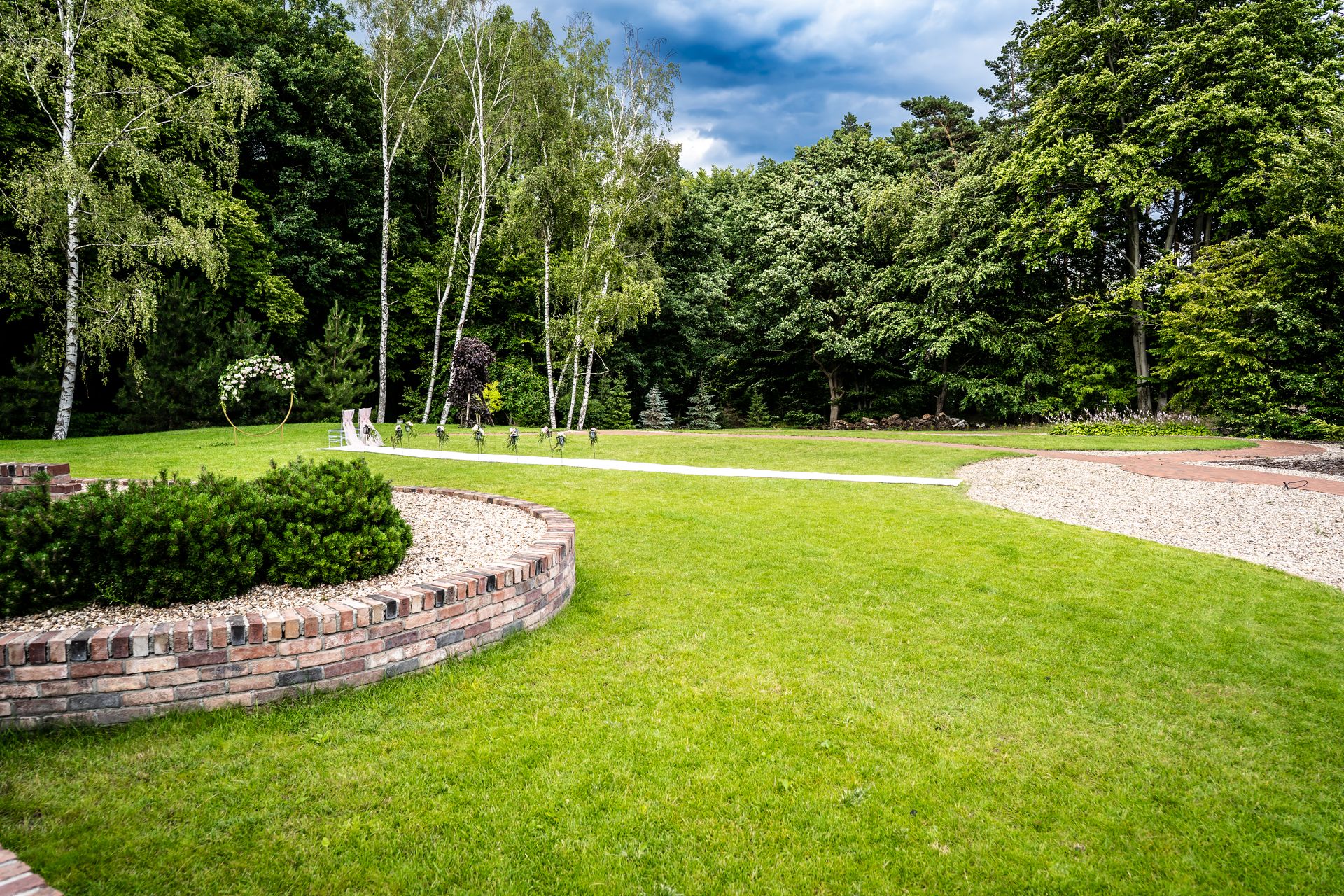 Teren zielony wokół Dworku Bukowy Park