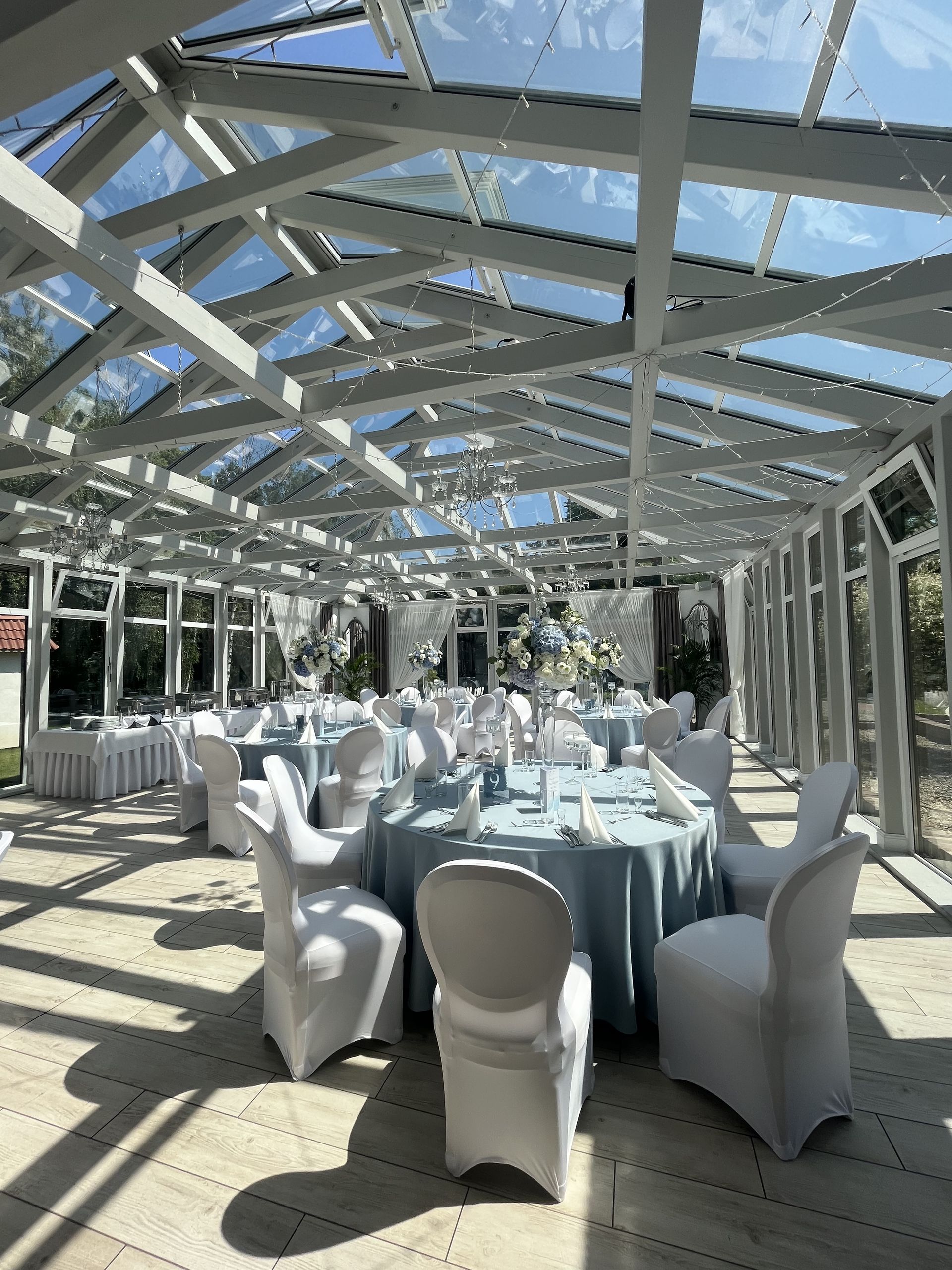 Sala Szklana (Oranżeria) Dworku Bukowy Park nakryta do przyjęcia
