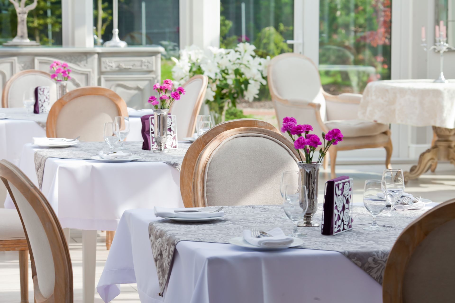 Sala restauracji Bukowy Park z nakrytymi stolami